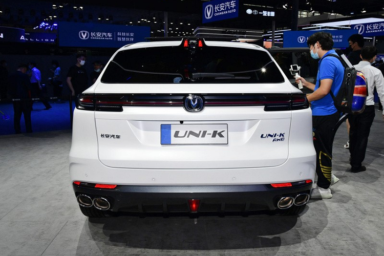 Đặc biệt, xe còn có tính năng quét mặt người lái rồi chỉnh các tính năng như ghế hay gương theo thói quen đã ghi nhớ. Thêm vào đó là tính năng ra lệnh bằng cử chỉ như những mẫu xe sang, tính năng ra lệnh bằng giọng nói iFlyy 3.0, ghế thể thao Zero Gravity và hệ thống âm thanh Sony với 14 loa.