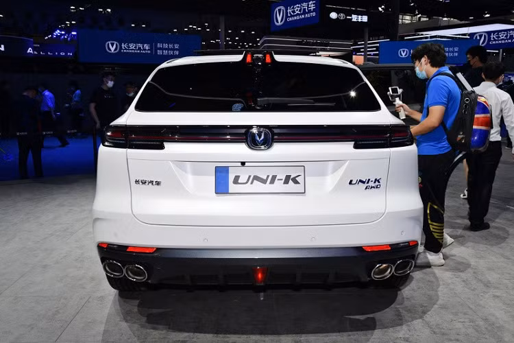 Đặc biệt, xe còn có tính năng quét mặt người lái rồi chỉnh các tính năng như ghế hay gương theo thói quen đã ghi nhớ. Thêm vào đó là tính năng ra lệnh bằng cử chỉ như những mẫu xe sang, tính năng ra lệnh bằng giọng nói iFlyy 3.0, ghế thể thao Zero Gravity và hệ thống âm thanh Sony với 14 loa.