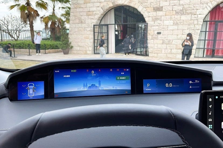 Ở cụm điều khiển trung tâm, mẫu SUV Trung Quốc được trang bị cần số ngắn và to bản, núm xoay hình lục giác, phanh đỗ xe điện tử, tính năng tự động giữ phanh tạm thời và 2 ngăn đựng cốc.