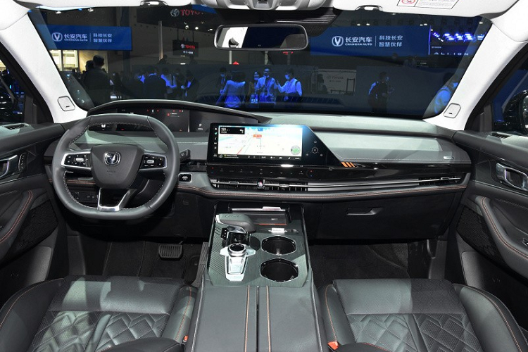 Bên sườn, Changan UNI-K sở hữu đường vai xe cao, cửa sổ hẹp, nóc dốc về phía sau theo phong cách coupe, bộ vành hợp kim 21 inch với thiết kế đa chấu và tay nắm cửa có thể bật ra/thu vào.