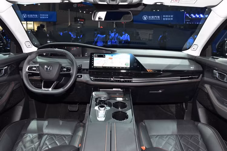 Bên sườn, Changan UNI-K sở hữu đường vai xe cao, cửa sổ hẹp, nóc dốc về phía sau theo phong cách coupe, bộ vành hợp kim 21 inch với thiết kế đa chấu và tay nắm cửa có thể bật ra/thu vào.