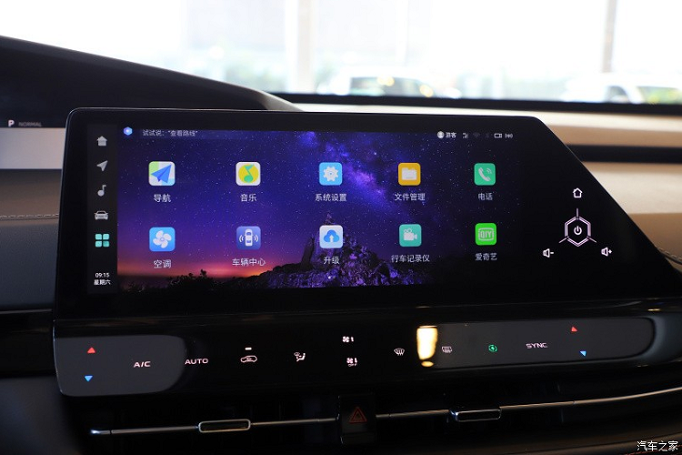 Bên cạnh đó là màn hình thông tin giải trí 12,3 inch dùng kính Corning Gorilla AutoGrade vừa chống chói vừa chống bám vân tay. Đây là mẫu xe thương mại đầu tiên trên thế giới được trang bị màn hình cảm ứng dùng loại kính này.