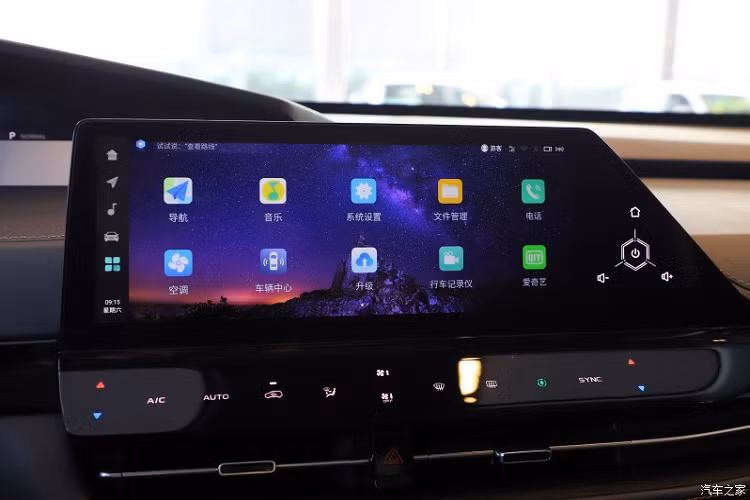 Bên cạnh đó là màn hình thông tin giải trí 12,3 inch dùng kính Corning Gorilla AutoGrade vừa chống chói vừa chống bám vân tay. Đây là mẫu xe thương mại đầu tiên trên thế giới được trang bị màn hình cảm ứng dùng loại kính này.