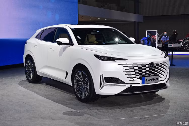  Changan UNI-K 2021 mới là mẫu SUV lần đầu tiên được trình làng tại thị trường Trung Quốc vào hồi tháng 11 năm ngoái. Đến nay, giá bán của mẫu xe này mới được hé lộ, dao động từ 157.900 - 189.900 Nhân dân tệ (khoảng 559 - 672 triệu đồng).
