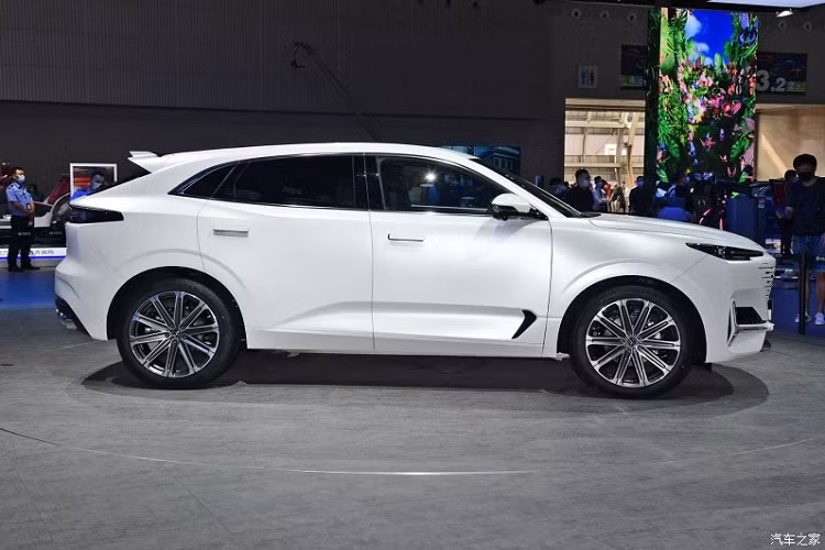 Do thương hiệu con UNI của hãng Changan sản xuất, mẫu SUV này sở hữu chiều dài 4.865 mm, rộng 1.948 mm, cao 1.690 mm và chiều dài cơ sở 2.890 mm. Với kích thước này, Changan UNI-K hoàn toàn mới được định vị trong phân khúc SUV cỡ trung.