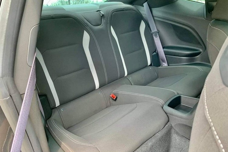 Bên trong khoang lái xe Chevrolet Camaro này là hệ thống giải trí của xe vẫn là màn hình cảm ứng 8 inch tích hợp MyLink, hỗ trợ Apple CarPlay và Android Auto, kết nối OnStar 4G LTE, Wi-Fi và dàn hệ thống âm thanh 9 loa của Bose.