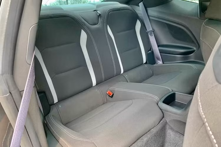 Bên trong khoang lái xe Chevrolet Camaro này là hệ thống giải trí của xe vẫn là màn hình cảm ứng 8 inch tích hợp MyLink, hỗ trợ Apple CarPlay và Android Auto, kết nối OnStar 4G LTE, Wi-Fi và dàn hệ thống âm thanh 9 loa của Bose.