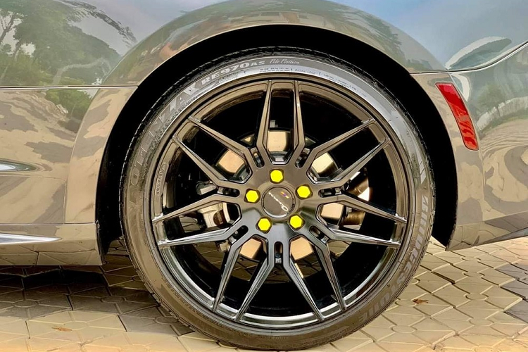 Ngoài màu sơn xám mạnh mẽ, chiếc xe thể thao Chevrolet Camaro đời 2017 này còn được độ bài bản với body kit ZL1 mang đến ngoại hình hầm hố bao gồm nắp capô nổi bật, cản va trước, hốc gió mở rộng và thêm cánh lướt gió nhỏ.