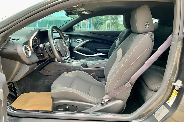 Chiếc xe thể thao Chevrolet Camaro 2017 đã lên body kit của ZL1 được rao bán lại 2,3 tỷ đồng còn có trang bị ấn tượng khác chính là bộ mâm 7 chấu kép của xe sơn màu xám bóng, kết hợp cùng các con ốc mâm sơn màu vàng nổi bật. Ngoài ra xe còn được trang bị ống xả thể thao mới, mang đến âm thanh ấn tượng hơn.