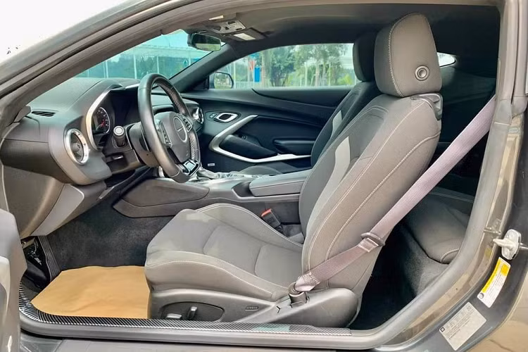 Chiếc xe thể thao Chevrolet Camaro 2017 đã lên body kit của ZL1 được rao bán lại 2,3 tỷ đồng còn có trang bị ấn tượng khác chính là bộ mâm 7 chấu kép của xe sơn màu xám bóng, kết hợp cùng các con ốc mâm sơn màu vàng nổi bật. Ngoài ra xe còn được trang bị ống xả thể thao mới, mang đến âm thanh ấn tượng hơn.