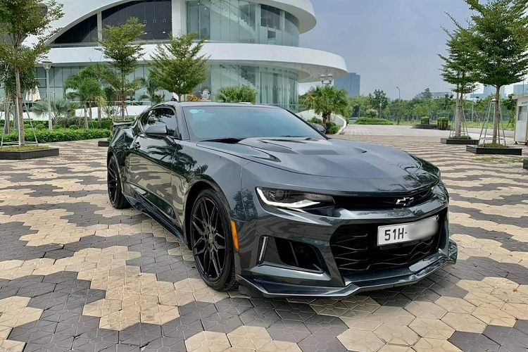 Mới đây nhất, thông tin về 1 chiếc xe thể thao Chevrolet Camaro 2017 độ ZL1 hàng hiếm tiếp tục tìm khách mới sau khi trải qua nhiều đời chủ khác nhau đã thu hút sự quan tâm của giới chơi xe. Người bán cho biết chiếc xe thể thao Chevrolet Camaro đời 2017 này đã được độ bài bản với bản độ body kit ZL1, mâm và cả hệ thống ống xả.