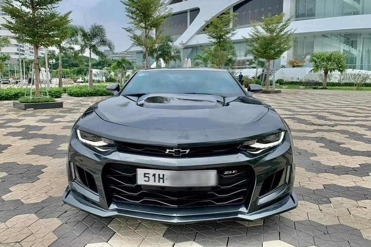Mức giá xe Chevrolet Camaro 2017 độ ZL1 đang được chào bán 2,3 tỷ đồng, đây cũng là mẫu xe được gắn liền với nhân vật robot biến hình Bumblebee rất nổi tiếng.