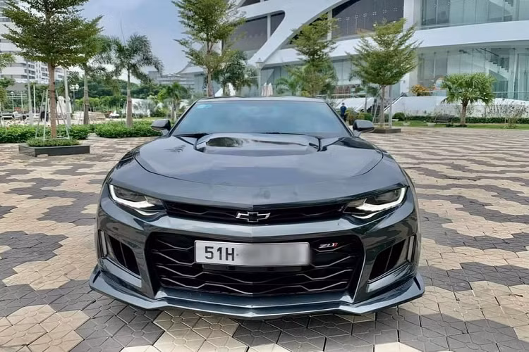 Mức giá xe Chevrolet Camaro 2017 độ ZL1 đang được chào bán 2,3 tỷ đồng, đây cũng là mẫu xe được gắn liền với nhân vật robot biến hình Bumblebee rất nổi tiếng.
