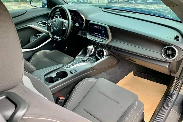 Chevrolet Camaro được trang bị động cơ 4 xi-lanh, tăng áp, dung tích 2.0 lít, sản sinh công suất tối đa 275 mã lực và mô-men xoắn cực đại 400 Nm. Kết hợp cùng hộp số tự động 8 cấp, động cơ cho phép Chevrolet Camaro đời 2017 đã lên body kit của ZL1 được rao bán lại 2,3 tỷ đồng tăng tốc từ vị trí xuất phát lên 100 km/h trong thời gian 5,6 giây.