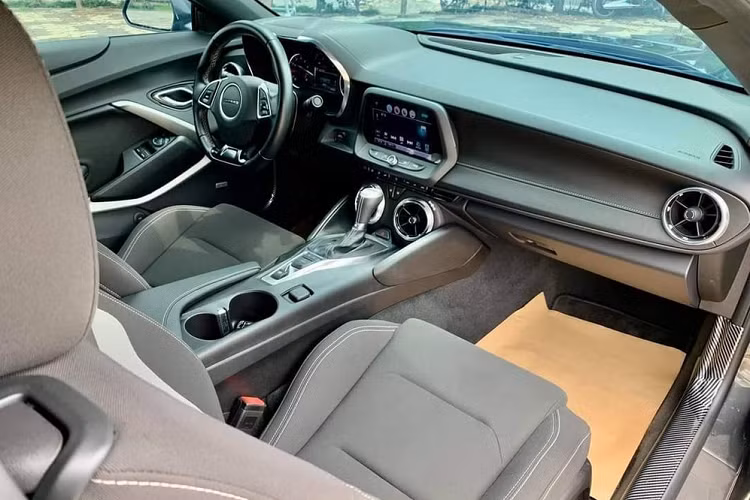 Chevrolet Camaro được trang bị động cơ 4 xi-lanh, tăng áp, dung tích 2.0 lít, sản sinh công suất tối đa 275 mã lực và mô-men xoắn cực đại 400 Nm. Kết hợp cùng hộp số tự động 8 cấp, động cơ cho phép Chevrolet Camaro đời 2017 đã lên body kit của ZL1 được rao bán lại 2,3 tỷ đồng tăng tốc từ vị trí xuất phát lên 100 km/h trong thời gian 5,6 giây.