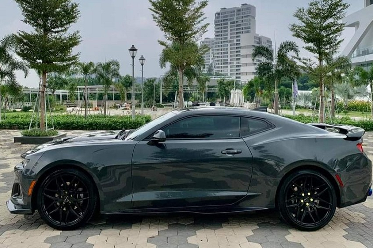 Được biết, sau gần 5 năm có mặt tại dải đất hình chữ S, chiếc xe Chevrolet Camaro đời 2017 này đã lăn bánh được 6.500 km, đây được cho là chiếc xe Camaro có số đồng hồ công tơ mét còn khá tốt tại Việt Nam.