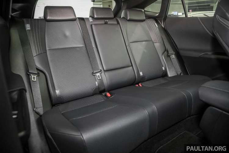 Về an toàn, Toyota Harrier 2021 tại Malaysia sẽ có gói Toyota Safety Sense, bao gồm phanh khẩn cấp tự động, hệ thống kiểm soát hành trình thích ứng với tính năng Stop and Go, hỗ trợ đưa xe vào giữa làn đường, hỗ trợ giữ làn đường, phát hiện điểm mù, cảnh báo phương tiện cắt ngang khi lùi và đèn pha thích ứng. 