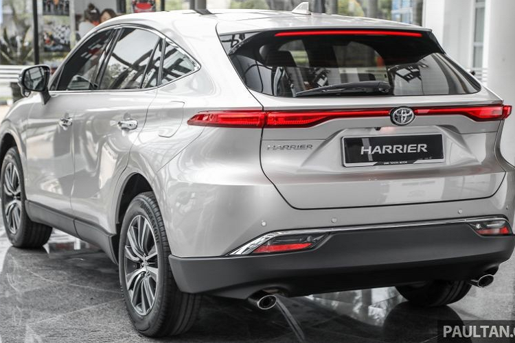 Đằng sau, Toyota Harrier 2021 đi kèm cụm đèn hậu LED thanh mảnh và nối liền với nhau bằng dải đèn ở giữa. Thêm vào đó là nẹp mạ crôm hình vòng cung trên cản sau, ngay bên trên đèn phản quang, và cánh gió mui tích hợp đèn phanh trên cao.