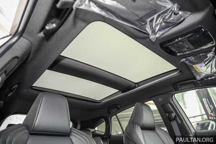 Thêm nữa là gương chiếu hậu kỹ thuật số, màn hình hiển thị thông tin kính lái, sạc điện thoại thông minh không dây, camera lùi và 6 loa. Những trang bị như mở cửa không cần chìa khóa, nút bấm khởi động máy, điều hòa tự động 2 vùng với tính năng lọc không khí Nanoe X, ghế lái chỉnh điện 12 hướng và nhớ vị trí, ghế phụ lái chỉnh điện 4 hướng, ghế trước đủ tính năng sưởi, làm mát, sưởi vô lăng...