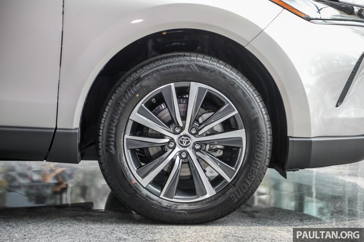 Bên sườn Toyota Harrier 2021 xuất hiện đường dập gân hất dần lên trên và cột D hẹp hơn trước. Tại thị trường Malaysia, Toyota Harrier 2021 chỉ được trang bị bộ vành hợp kim 18 inch phối 2 màu thay vì la-zăng 19 inch như xe ở Nhật Bản.