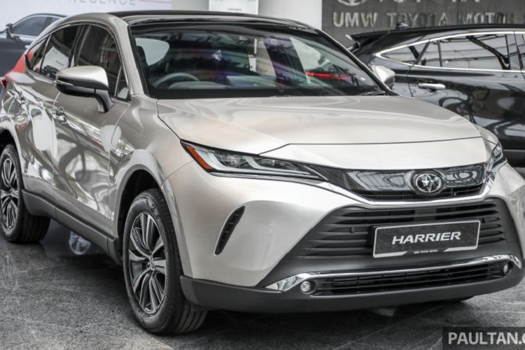 Khi mua mẫu xe SUV Toyota Harrier 2021, khách hàng Malaysia có thể chọn những màu sơn ngoại thất như xám Steel Blonde Metallic, xám Slate Grey Metallic và xanh dương Dark Blue Metallic.