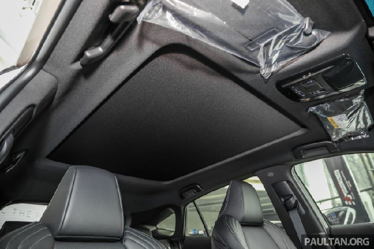 Nằm bên dưới nắp ca-pô của Toyota Harrier 2021 tại Malaysia là khối động cơ xăng Dynamic Force 4 xi-lanh, hút khí tự nhiên, dung tích 2.0L, sản sinh công suất tối đa 173 mã lực tại tua máy 6.600 vòng/phút và mô-men xoắn cực đại 203 Nm tại tua máy từ 4.400 - 4.900 vòng/phút. Đây là động cơ cũng được dùng cho Toyota RAV4.