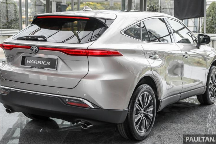 Được phát triển dựa trên cơ sở gầm bệ TNGA, Toyota Harrier thế hệ thứ 4 sở hữu chiều dài 4.740 mm, rộng 1.855 mm, cao 1.660 mm và chiều dài cơ sở 2.690 mm. Với kích thước này, Toyota Harrier 2021 chỉ ngang ngửa một số mẫu SUV cỡ C như Honda CR-V, Hyundai Tucson và Mazda CX-5.