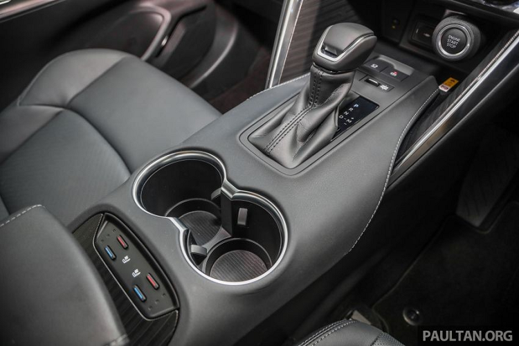 Tiếp đến là mặt táp-lô bọc bằng chất liệu giả da, cửa sổ trời toàn cảnh Panorama bằng kính điện thông minh... Trên mặt táp-lô của Toyota Harrier 2021 tại Malaysia còn có màn hình cảm ứng 8 inch nằm độc lập, hỗ trợ kết nối với điện thoại thông minh qua Apple CarPlay và Android Auto.