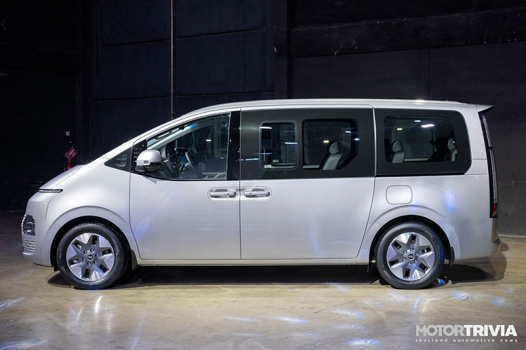 Vào hôm 9/7/2021 vừa qua, hãng Hyundai đã chính thức giới thiệu dòng xe đa dụng Staria 2021 tại thị trường Thái Lan. Đến ngày hôm sau, hãng xe Hàn Quốc đã cho truyền thông nước này chụp cận cảnh Hyundai Staria 2021 mới ngoài đời thực.