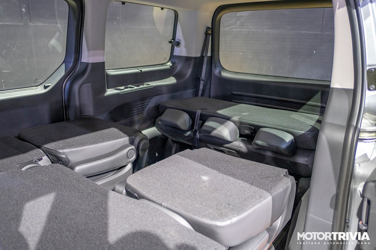 Bên cạnh đó là hệ thống hỗ trợ giữ làn đường, hỗ trợ bám làn đường, hệ thống hỗ trợ tránh va chạm vì điểm mù, hỗ trợ tránh va chạm khi ra khỏi xe, cảnh báo còn hành khách trên ghế sau, 6 túi khí và dây đai an toàn 3 điểm ở mọi vị trí ngồi.