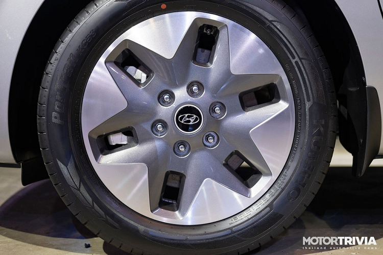 Vòng sang bên sườn, chúng ta sẽ bắt gặp cửa sổ cỡ lớn, kéo dài xuống bên dưới, đường chân kính hạ thấp hơn bình thường và cửa trượt chỉnh điện. Hyundai Staria 2021 tại Thái Lan dùng vành 17 inch hoặc 18 inch, tùy phiên bản.