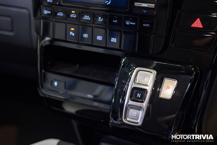 Thêm vào đó là vô lăng đa chức năng, gương chiếu hậu chống chói, camera 360 độ, ghế lái chỉnh 12 hướng, phanh đỗ xe điện tử, tính năng tạm thời giữ phanh tự động, hệ thống đèn LED cho nội thất, 1 ổ điện 12 V và 7 cổng USB.