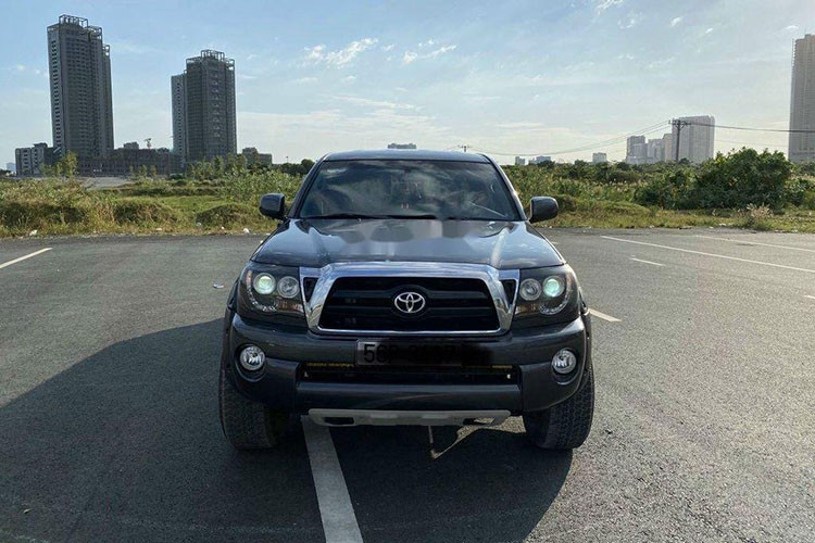 Hiện tại, giá xe Toyota Tacoma 2009 này đang được chào bán với mức khoảng 770 triệu đồng, ngang tầm giá “đập hộp” một chiếc Ford Ranger LTD 2.0L 4x4 AT mới. Nhìn chung, đây là lựa chọn dành cho khách hàng thích bán tải máy xăng cỡ lớn, đề cao sự rộng rãi, thích sở hữu một mẫu xe “chuẩn Mỹ” và nhu cầu sử dụng thường xuyên đi đường trường.