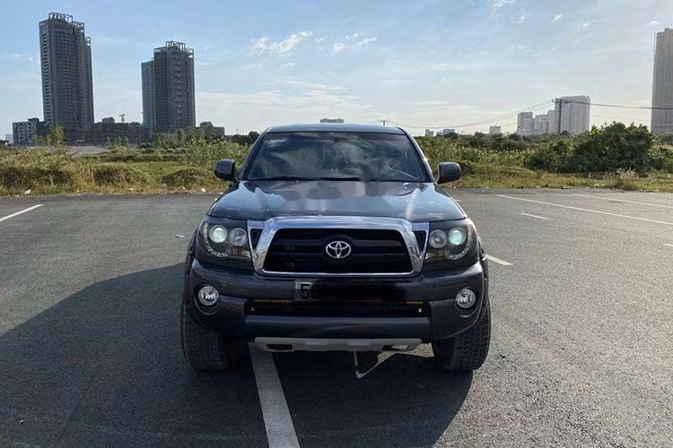Hiện tại, giá xe Toyota Tacoma 2009 này đang được chào bán với mức khoảng 770 triệu đồng, ngang tầm giá “đập hộp” một chiếc Ford Ranger LTD 2.0L 4x4 AT mới. Nhìn chung, đây là lựa chọn dành cho khách hàng thích bán tải máy xăng cỡ lớn, đề cao sự rộng rãi, thích sở hữu một mẫu xe “chuẩn Mỹ” và nhu cầu sử dụng thường xuyên đi đường trường.