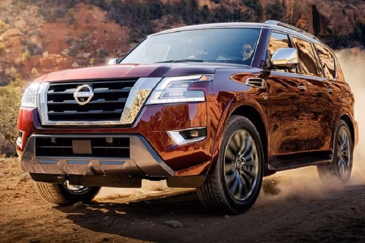 Với mức giá xe Nissan Armada 2021 mới từ hơn 1 tỷ đồng, xe được trang bị tiêu chuẩn với màn hình thông tin giải trí 12,3 inch, bộ phát WiFi, hỗ trợ Apple CarPlay không dây, bộ an toàn Nissan Safety Shield 360 bao gồm hỗ trợ làn đường thông minh, cảnh báo va chạm phía trước và giám sát điểm mù.