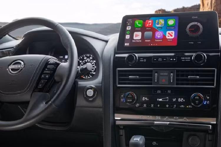 Về thiết kế, phần đầu của mẫu xe SUV Nissan Armada 2021 được cập nhật với đèn pha LED tiêu chuẩn kèm đường ngày hình giá đỡ bao quanh, hình chữ V quanh lưới tản nhiệt cũng dày hơn.