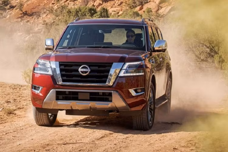 Hộp số đi kèm vẫn là loại tự động 7 cấp. Chiếc SUV cỡ lớn có sức kéo 3.856 kg, Nissan cung cấp cho xe một vài tùy chọn khác là bộ điều khiển phanh xe khi kéo và hệ thống kiểm soát độ lắc của xe kéo.