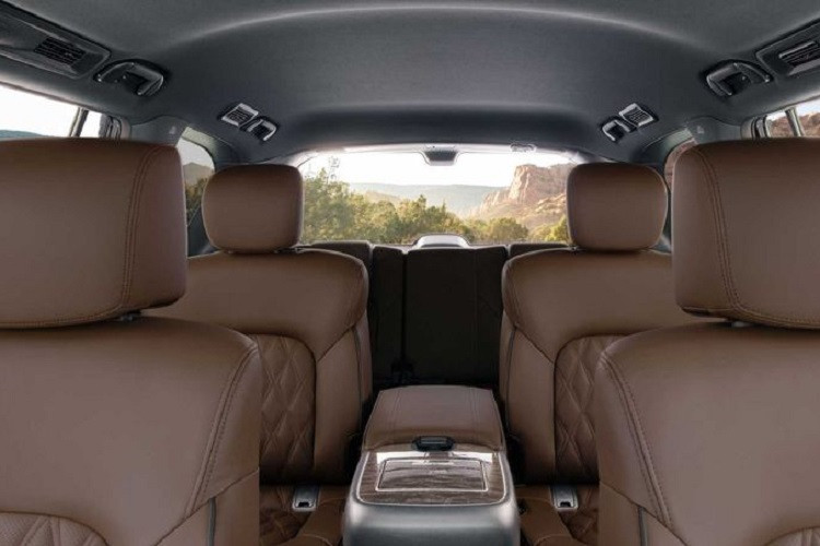 Bước vào bên trong, Nissan Armada 2021 nhận được màn hình 7.0 inch trong cụm công cụ, bảng điều khiển trung tâm đã được làm mới, giờ đây đã có thêm một khay đựng đồ có thể tháo rời. Riêng biến thể Platinum cao cấp nhất sẽ có thêm màn hình camera tích hợp trên gương chiếu hậu.