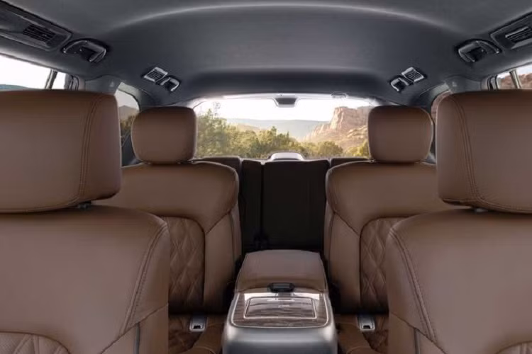 Bước vào bên trong, Nissan Armada 2021 nhận được màn hình 7.0 inch trong cụm công cụ, bảng điều khiển trung tâm đã được làm mới, giờ đây đã có thêm một khay đựng đồ có thể tháo rời. Riêng biến thể Platinum cao cấp nhất sẽ có thêm màn hình camera tích hợp trên gương chiếu hậu.