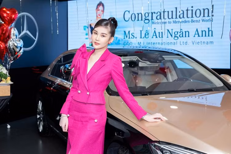 Không chỉ tài năng, Lê Âu Ngân Anh cũng rất biết hưởng thụ cuộc sống cũng như yêu thương bản thân mình, đầu năm nay cô nàng sinh năm 1995 đã tự thưởng cho mình một chiếc Mercedes-Maybach S450 giá 8 tỷ đồng.