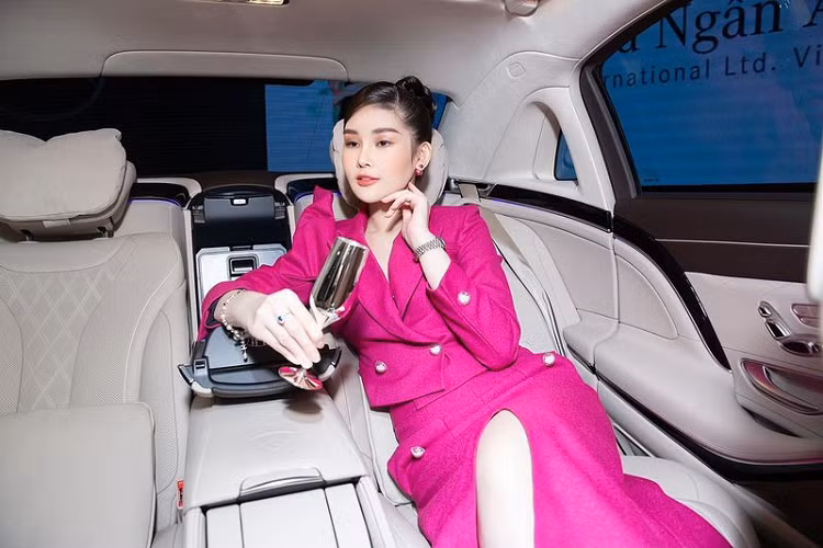 Vì thuộc bản cập nhật mới, Mercedes-Maybach S450 4Matic của Lê Âu Ngân Anh được trang bị lưới tản nhiệt gồm các thanh crôm đặt dọc thay vì 3 thanh ngang như đời 2018. Trên đỉnh lưới tản nhiệt còn có dòng tên "Maybach" được khắc tỉ mỉ.