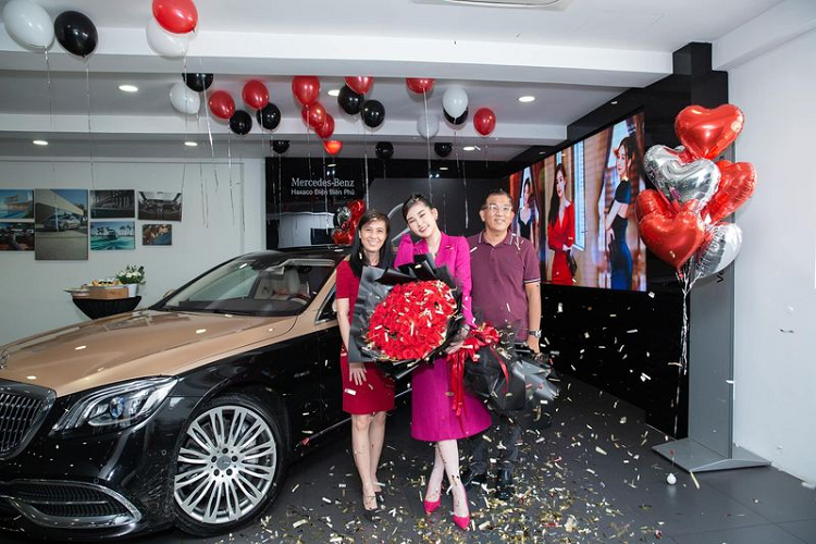 Mercedes-Maybach S450 của Lê Âu Ngân Anh có ngoại thất 2 tông màu đặc trưng của dòng Maybach, với thân dưới sơn đen và thân trên màu đồng, đi kèm bộ mâm đa chấu sáng bóng và nhiều chi tiết mạ crôm quanh xe.