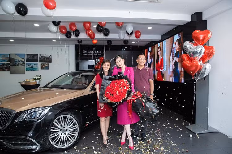 Mercedes-Maybach S450 của Lê Âu Ngân Anh có ngoại thất 2 tông màu đặc trưng của dòng Maybach, với thân dưới sơn đen và thân trên màu đồng, đi kèm bộ mâm đa chấu sáng bóng và nhiều chi tiết mạ crôm quanh xe.