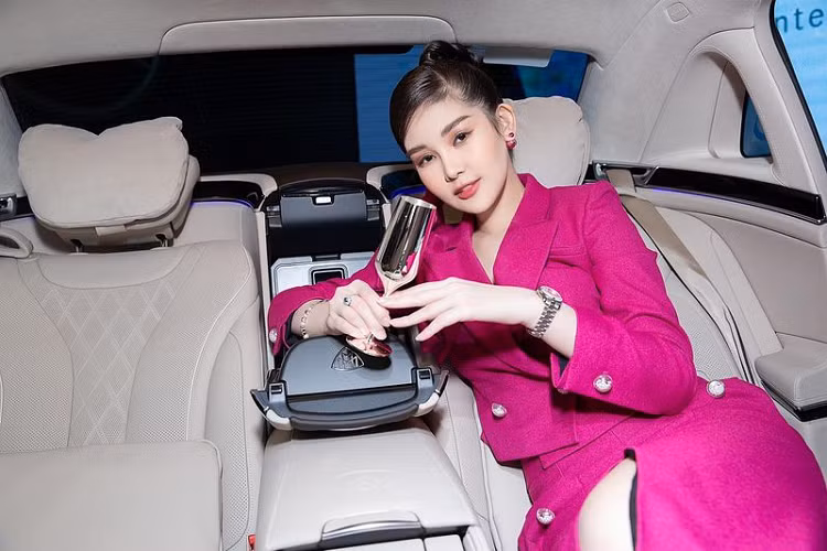 Như chúng ta đều biết, những chiếc Mercedes-Maybach được sinh ra để phục vụ chính cho người ngồi phía sau, do đó, hàng ghế sau của xe Maybach luôn được thiết kế để mang lại sự tiện nghi và thư giãn tối đa.