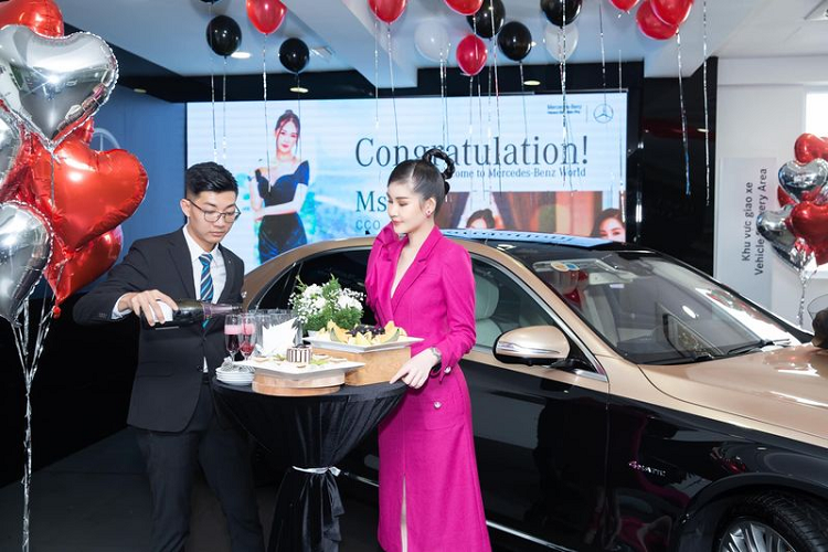 Mercedes-Maybach S450 4Matic sở hữu 2 ghế thương gia phía sau có thể ngả tối đa 43,5 độ, tích hợp đệm đỡ bắp chân, tính năng sưởi, làm mát và mát-xa. Ở giữa 2 chiếc ghế là bệ tỳ tay trung tâm đính kèm bảng điều khiển, tủ lạnh mini cùng bộ ly champagne bằng bạc được chế tác bởi Robbe &amp; Berking và bàn gấp tiện lợi.