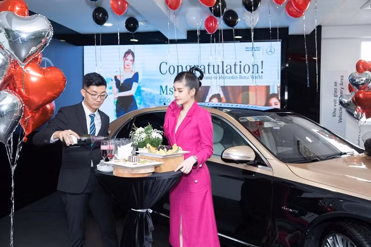 Mercedes-Maybach S450 4Matic sở hữu 2 ghế thương gia phía sau có thể ngả tối đa 43,5 độ, tích hợp đệm đỡ bắp chân, tính năng sưởi, làm mát và mát-xa. Ở giữa 2 chiếc ghế là bệ tỳ tay trung tâm đính kèm bảng điều khiển, tủ lạnh mini cùng bộ ly champagne bằng bạc được chế tác bởi Robbe &amp; Berking và bàn gấp tiện lợi.