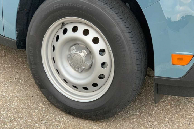 Chụp gương đen, chứ không đồng màu sơn xe như bản cao. Ngoại hình nhỏ bé nhưng Ford Maverick cũng rất bắt đúng xu hướng khi cụm đèn pha có thiết kế khá giống bán tải chạy điện F-150 Lightning vừa ra mắt cách đây không lâu. Nắp thùng sau được in dập nổi tên xe rất thời trang.