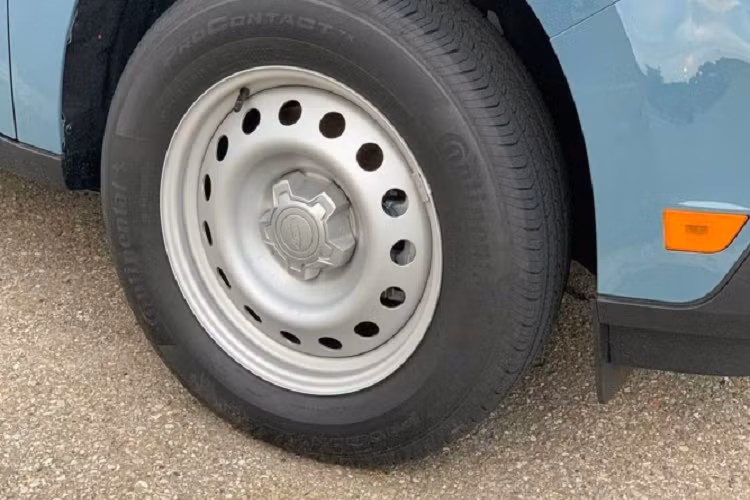 Chụp gương đen, chứ không đồng màu sơn xe như bản cao. Ngoại hình nhỏ bé nhưng Ford Maverick cũng rất bắt đúng xu hướng khi cụm đèn pha có thiết kế khá giống bán tải chạy điện F-150 Lightning vừa ra mắt cách đây không lâu. Nắp thùng sau được in dập nổi tên xe rất thời trang.