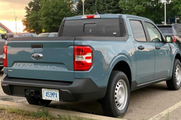 Giá xe Ford Maverick XL 2022 bán ra là 19.995 USD (tương đương 460 triệu đồng), Ford Maverick còn có các bản cao cấp hơn như XLT có giá 21.280 USD (490 triệu đồng), Lariat có giá 25.490 USD (585 triệu đồng).