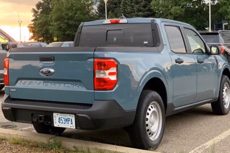 Giá xe Ford Maverick XL 2022 bán ra là 19.995 USD (tương đương 460 triệu đồng), Ford Maverick còn có các bản cao cấp hơn như XLT có giá 21.280 USD (490 triệu đồng), Lariat có giá 25.490 USD (585 triệu đồng).